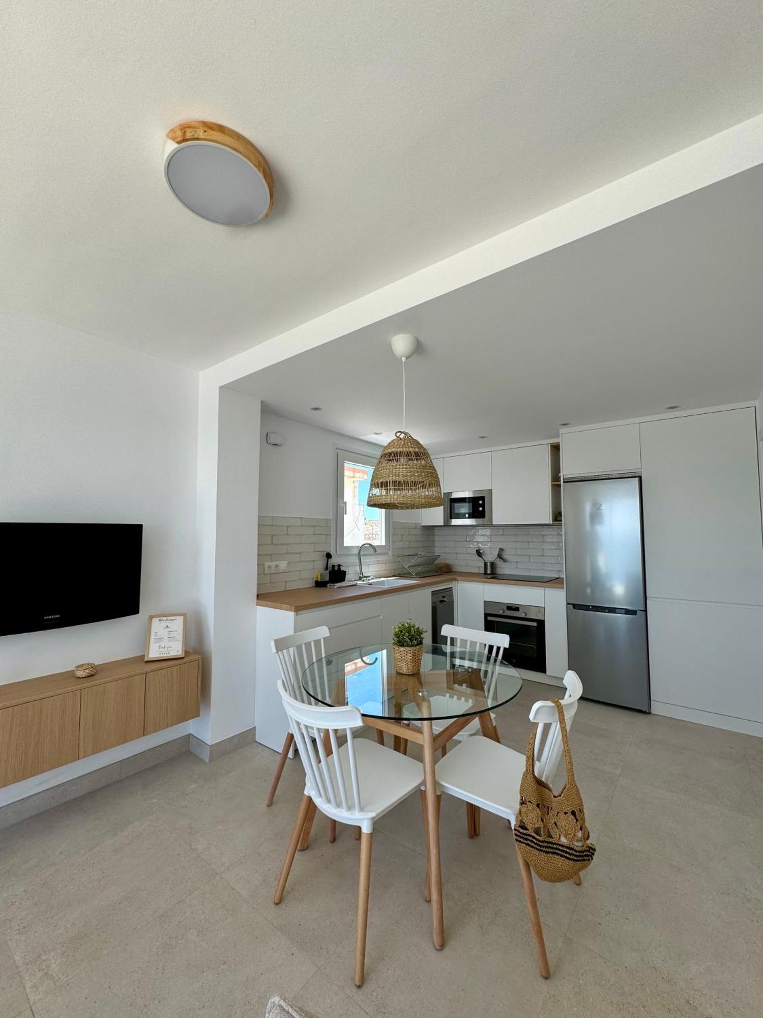 Sunnypalms - Beachfront Penthouse With Stunning Sea View เอสเตโปนา ภายนอก รูปภาพ