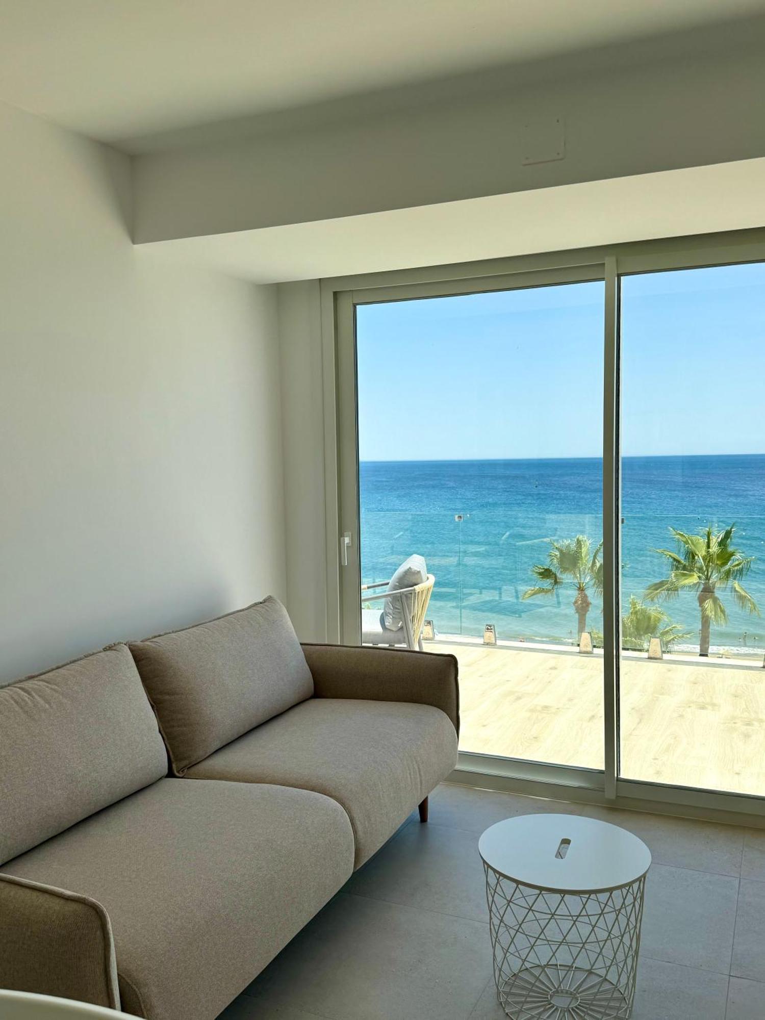 Sunnypalms - Beachfront Penthouse With Stunning Sea View เอสเตโปนา ภายนอก รูปภาพ