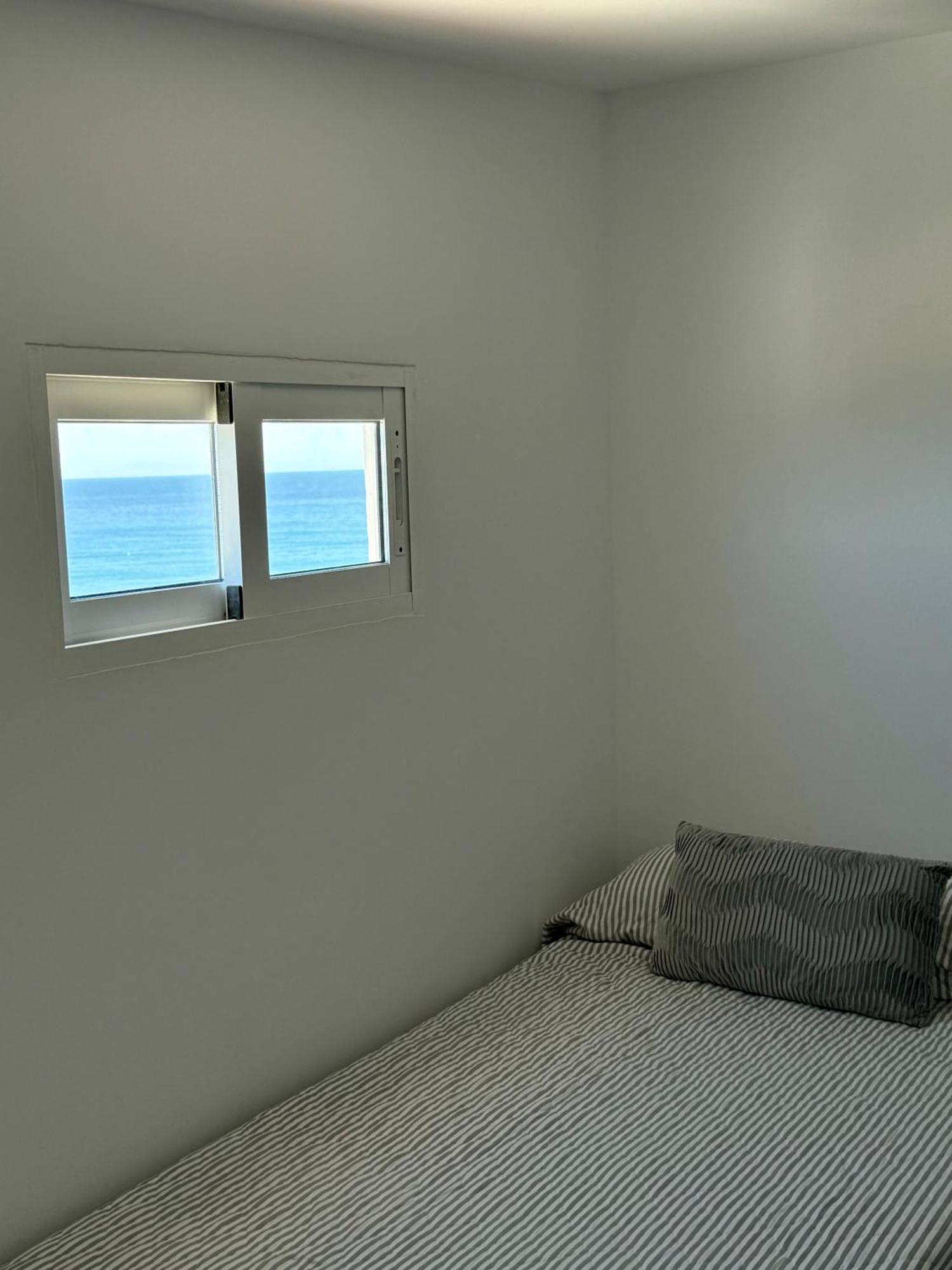 Sunnypalms - Beachfront Penthouse With Stunning Sea View เอสเตโปนา ภายนอก รูปภาพ