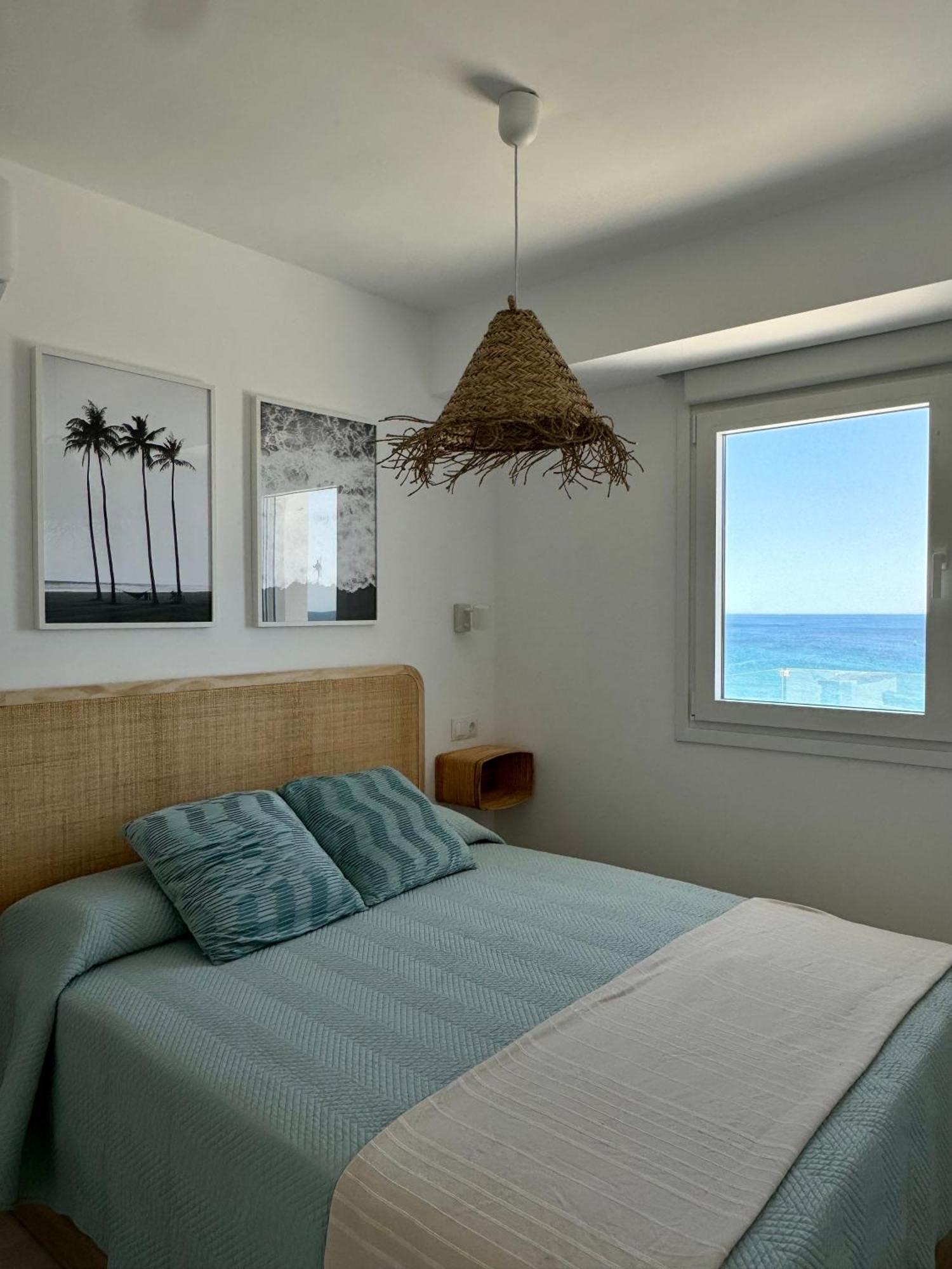 Sunnypalms - Beachfront Penthouse With Stunning Sea View เอสเตโปนา ภายนอก รูปภาพ