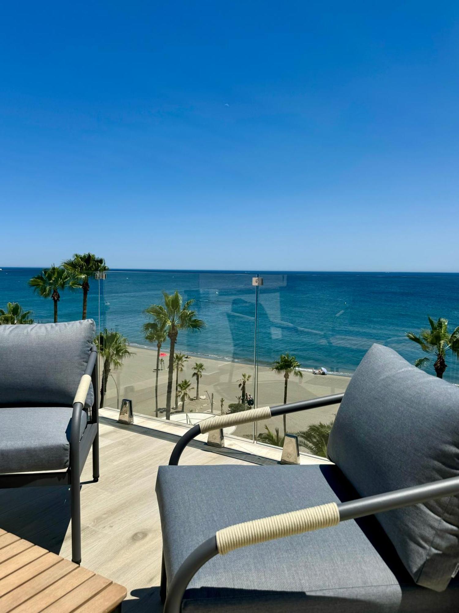 Sunnypalms - Beachfront Penthouse With Stunning Sea View เอสเตโปนา ภายนอก รูปภาพ