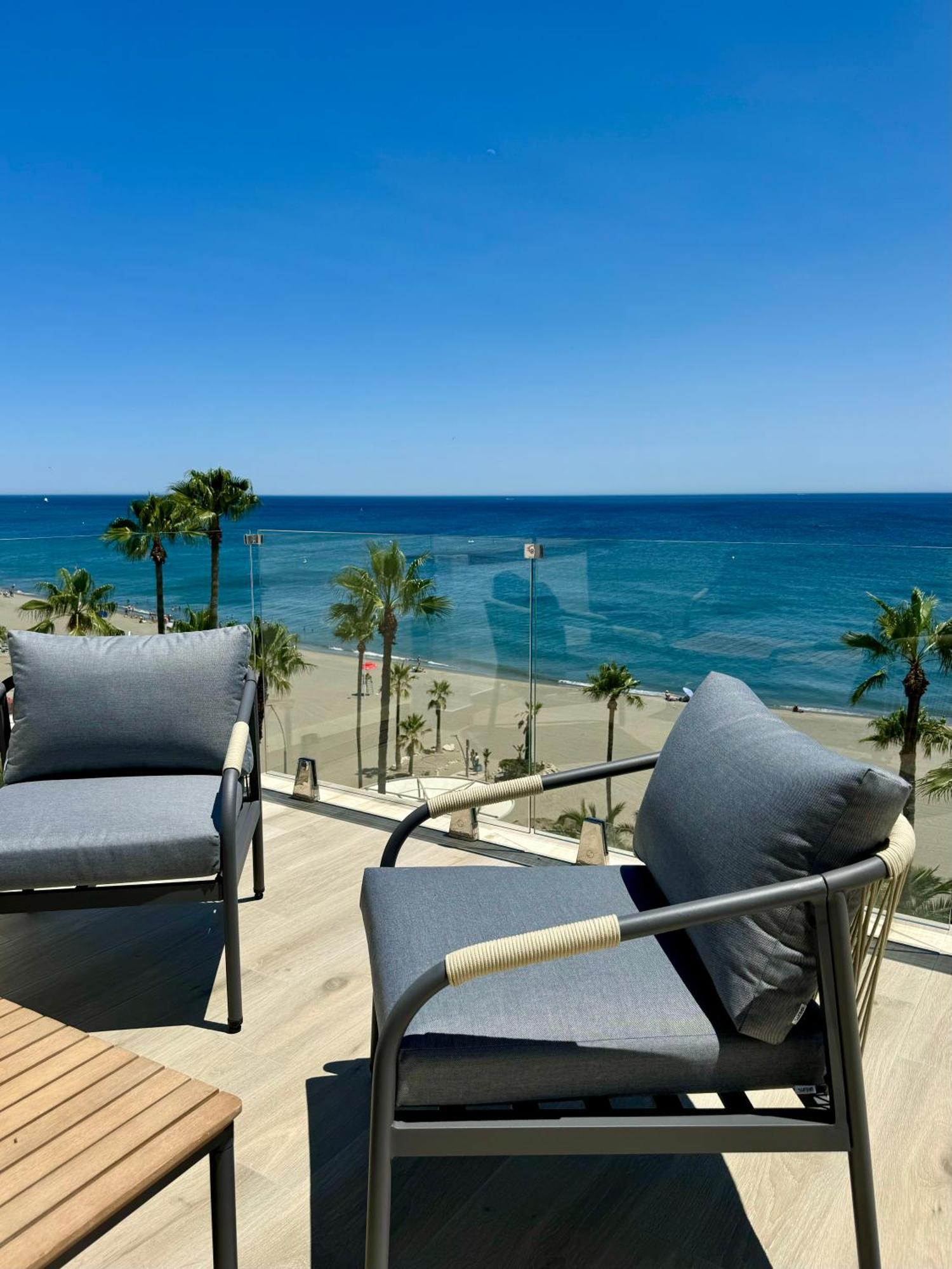 Sunnypalms - Beachfront Penthouse With Stunning Sea View เอสเตโปนา ภายนอก รูปภาพ