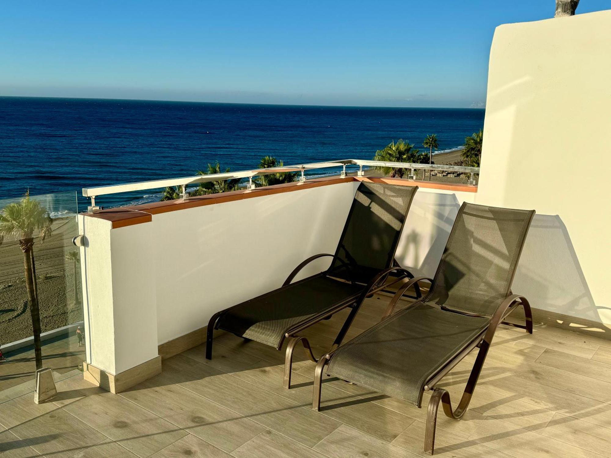 Sunnypalms - Beachfront Penthouse With Stunning Sea View เอสเตโปนา ภายนอก รูปภาพ